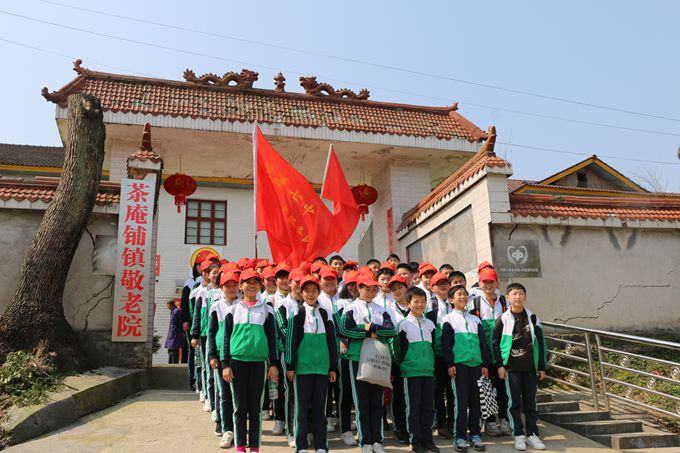 返回时,敬老院门前留影.JPG